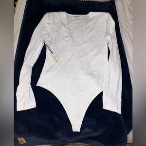 NWT Aritzia Babaton white CONTOUR SHOULDER PAD V-NECK BODYSUIT